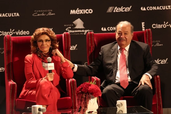 Sophia Loren fue recibida por Carlos Slim en las instalaciones del museo Soumaya.