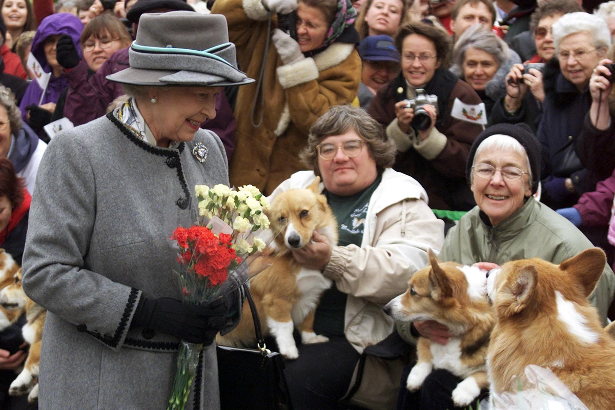 Isabel II muestra su lado empresarial y lanza un perfume unisex para perros
