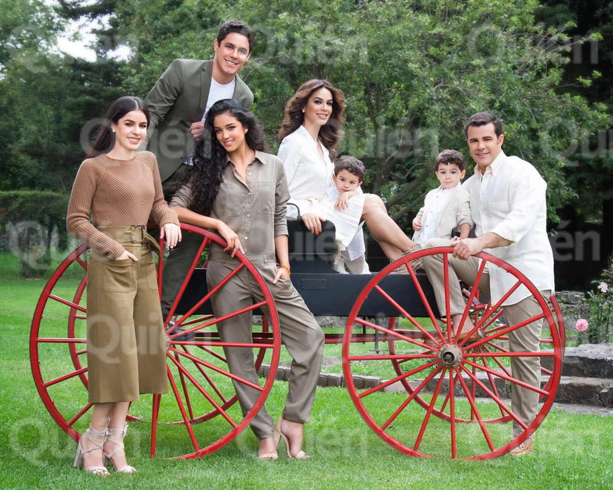 Biby Gaytán y Eduardo Capetillo posan en familia para Quién