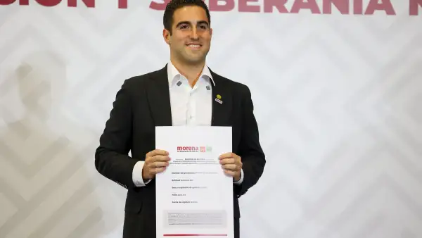 Eugenio Segura Vázquez, coordinador de Morena en Quintana Roo, muestra su comprobante de registro al proceso interno de Morena.