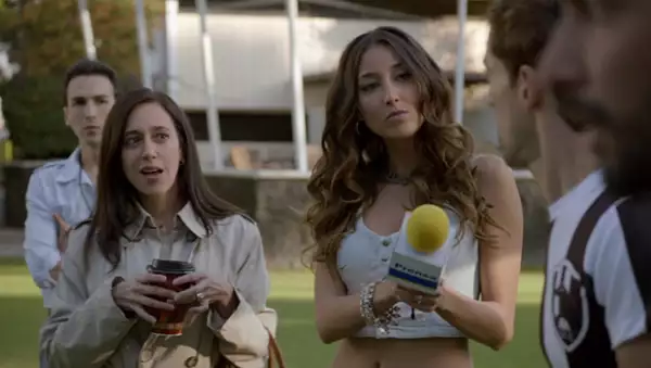 Sofía Sisniega interpreta a Paty, una sexy reportera de deportes que atraerá la atención del protagonista de la serie Club de Cuervos.
