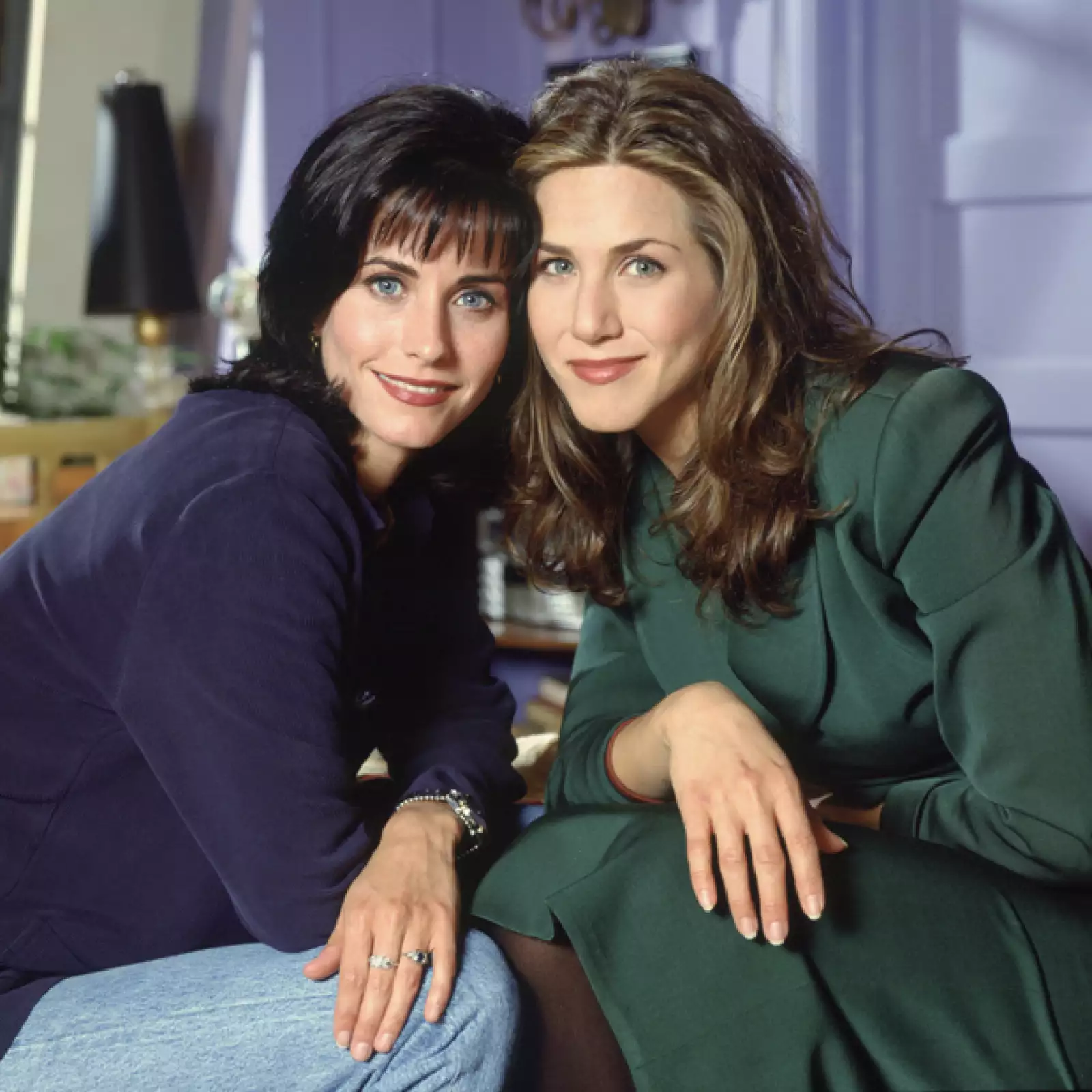 Courteney Cox y Jennifer Aniston durante la primera temporada de Friends en 1994.