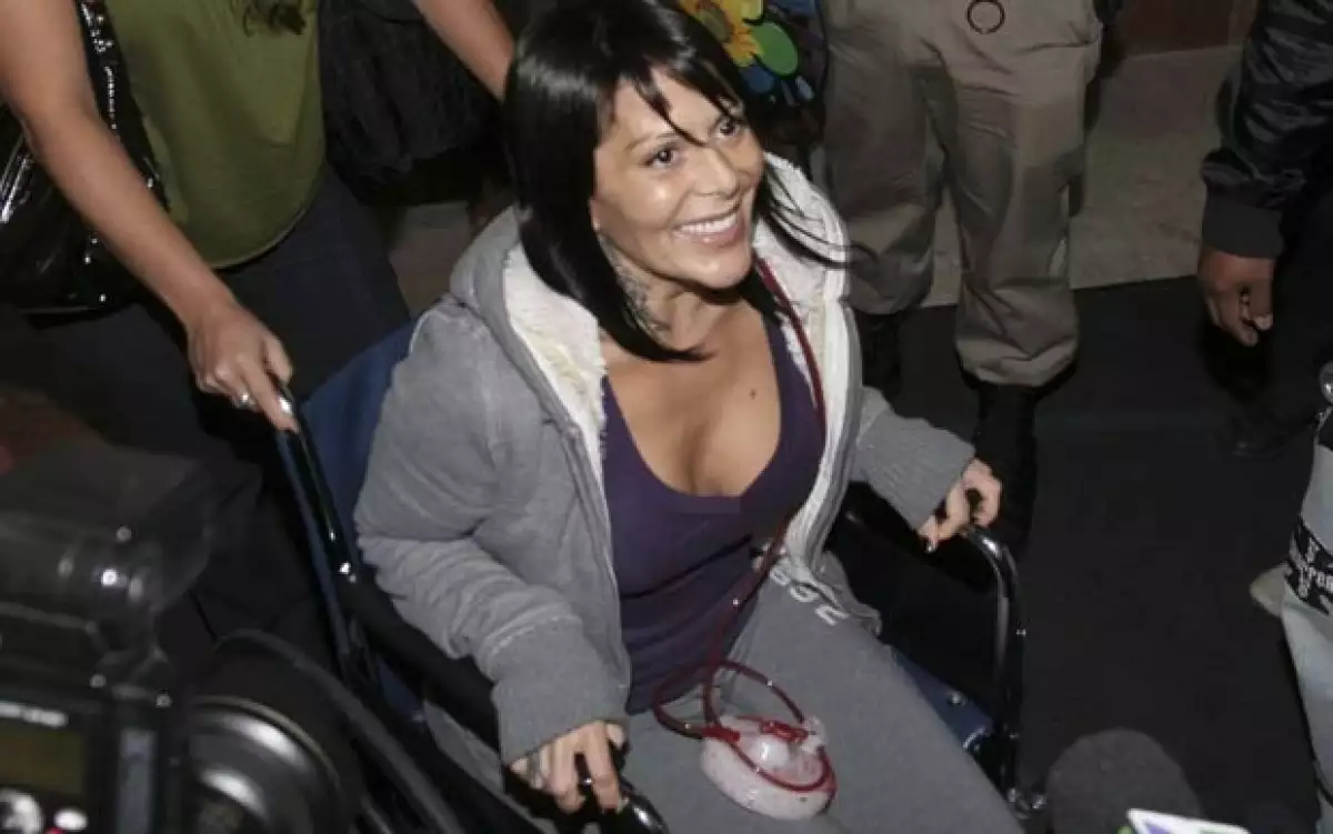 La cantante salió con buen ánimo del hospital.