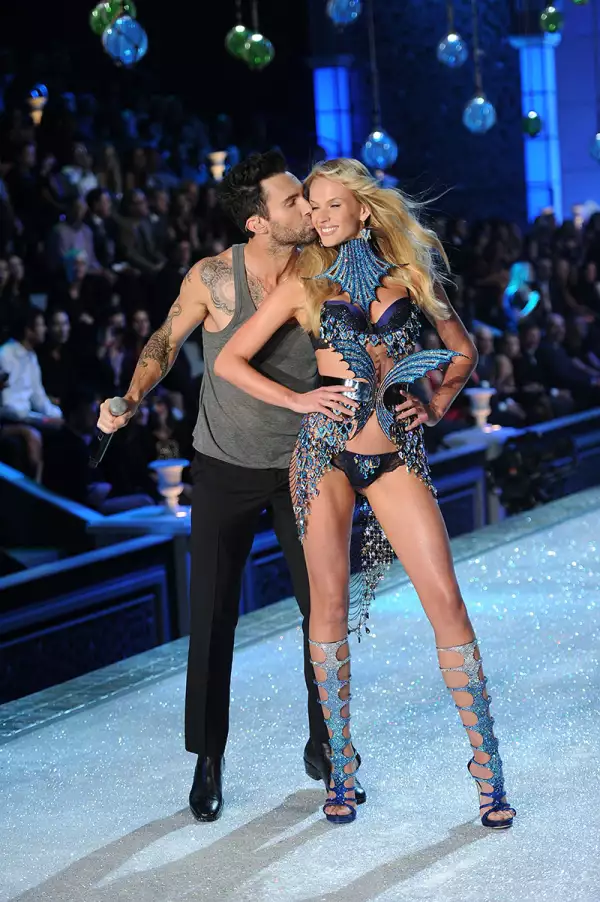 Adam Levine y Behati Prinsloo su historia de amor en fotos