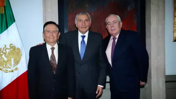 El titular de la Segob con los nuevos funcionarios