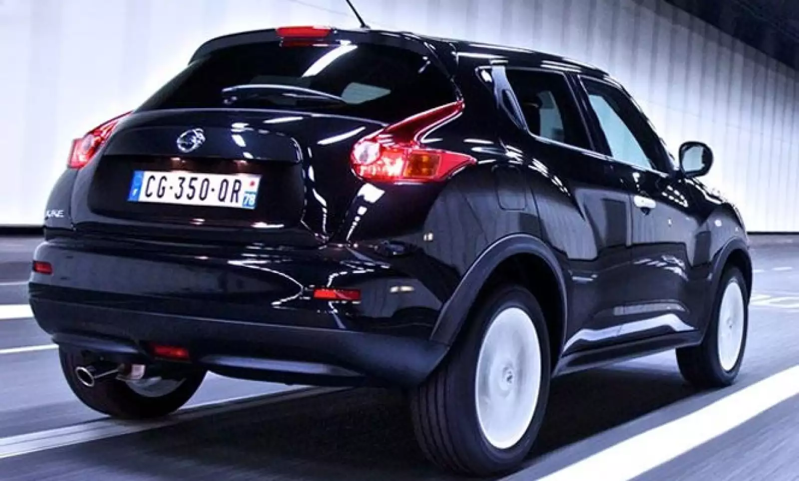 Además, cuenta con llantas de aleación de 17 pulgadas, espejos retrovisores y manijas en blanco.