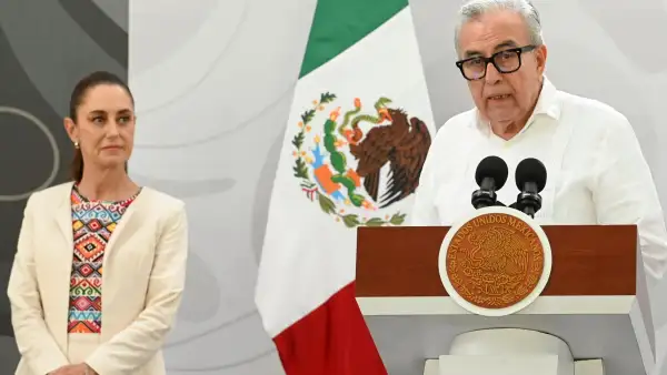 Claudia Sheinbaum Pardo, presidenta de México, y Rubén Rocha Moya, entonces gobernador de Sinaloa, durante la conferencia Mañanera del Pueblo en la que se presentó el informe de seguridad.
