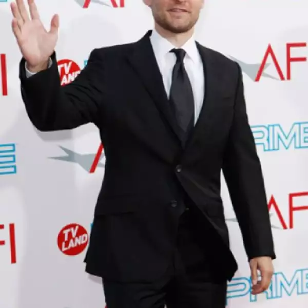 Muy bien peinado y arreglado llegó Tobey Maguire.