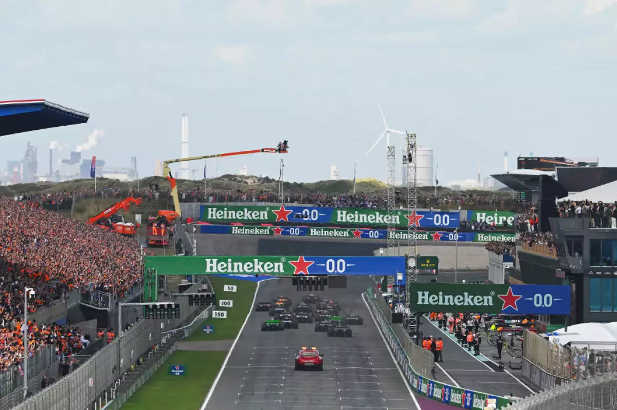 Foto de los autos de F1 en formación antes de iniciar la carrera del GP de Países Bajos.