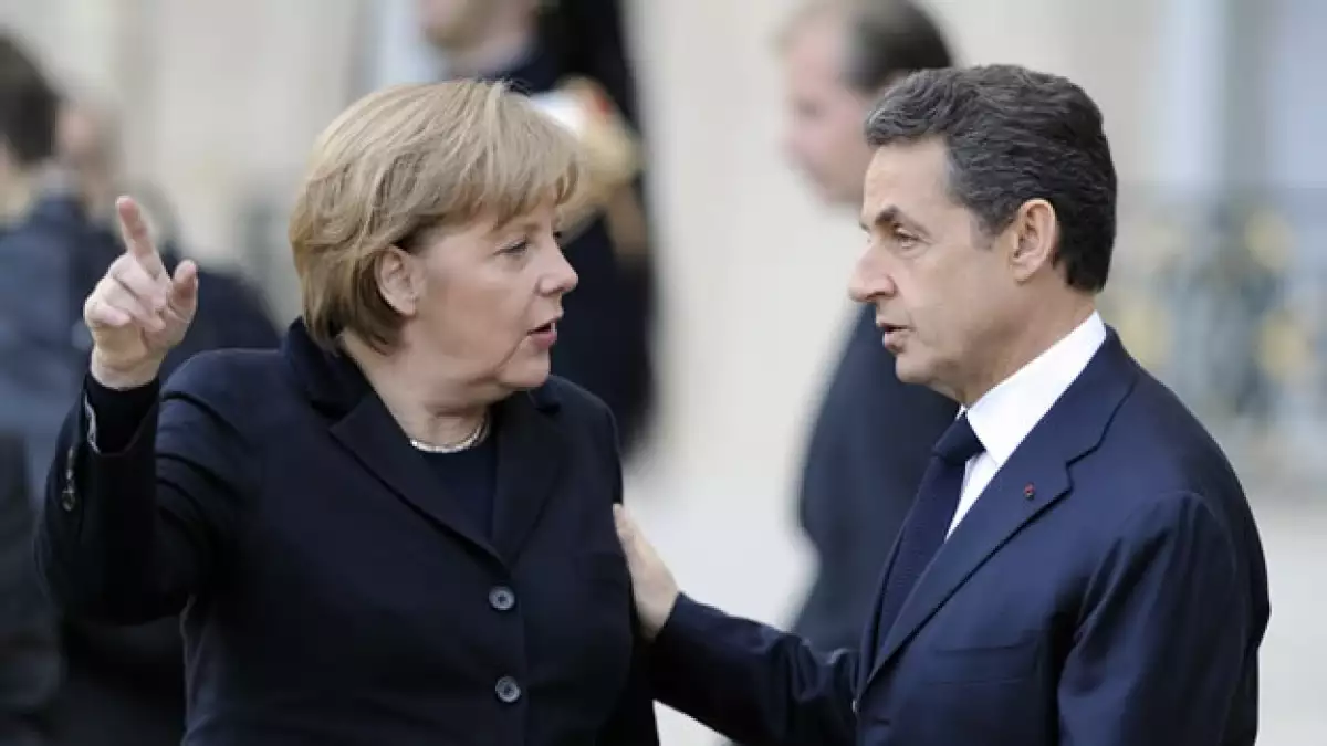 Angela Merkel y Nicolas Sarkozy dialogan