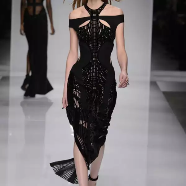 Atelier Versace: Los vestidos con cutouts definitivamente serán un must esta temporada.