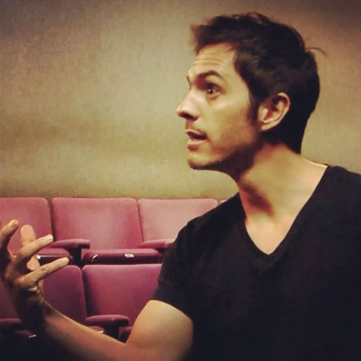 Mauricio reside en Los Angeles, donde se enfoca de lleno a su Acting Studio.