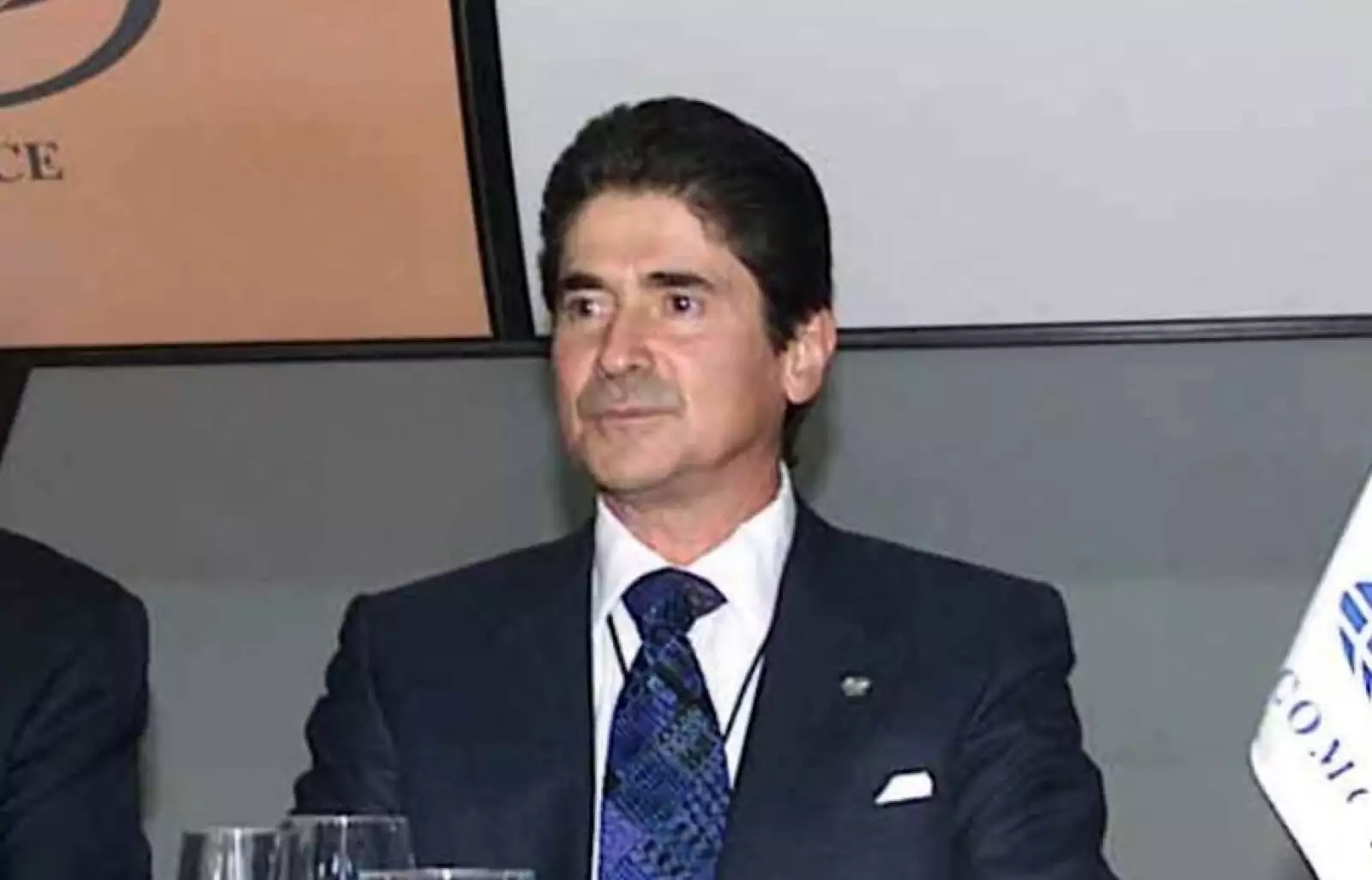 Con un atuendo casual, arribó Federico Sada, de Vitro.