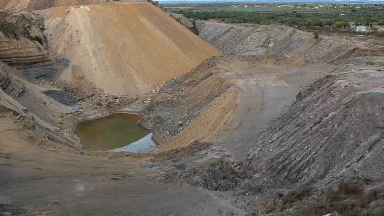 Interior del tajo que ha sido clausurado en múltiples ocasiones por las autoridades y que el regidor quiere seguir explotando.