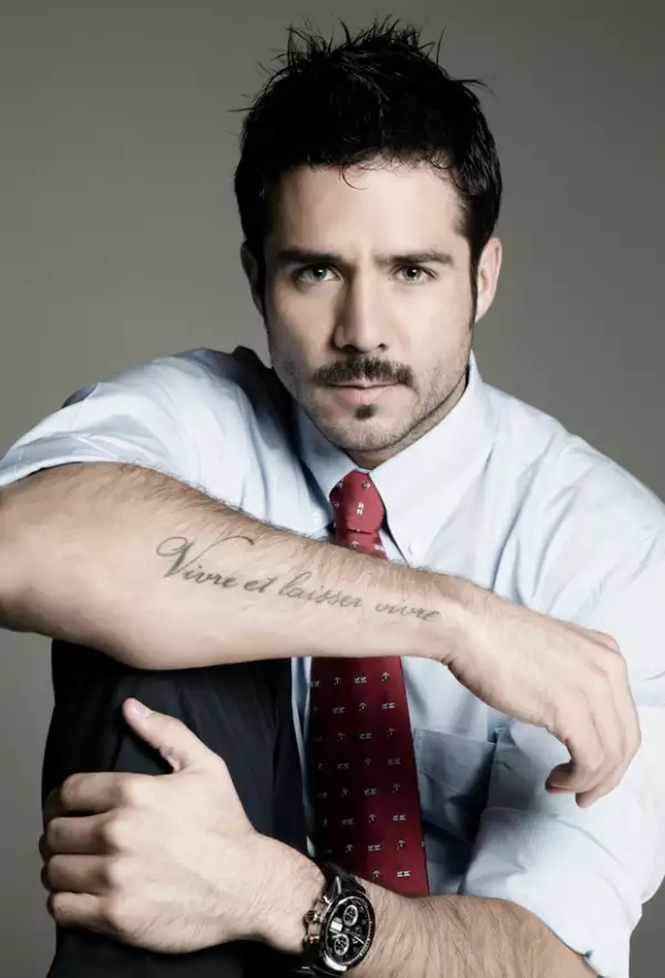 José Ron. Vestuario: Brooks Brothers. Maquillaje: Ariel Farfán para Ésika. Peinado: Ariel Farfán para American Crew