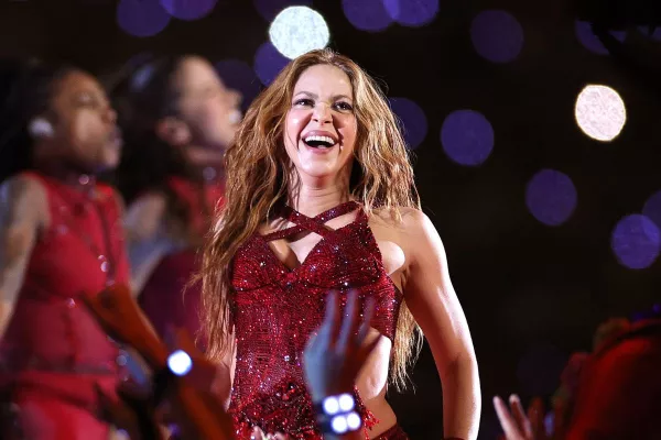 Shakira celebra con amigas y con sus fans el éxito de su nueva canción