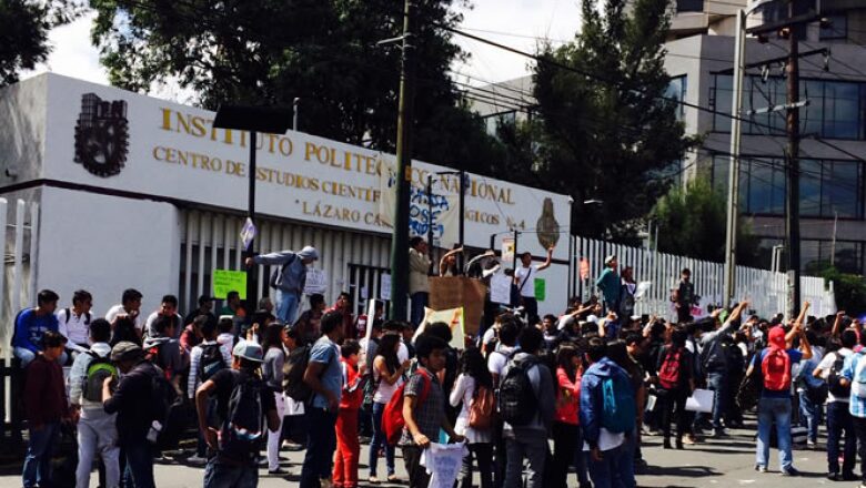 Cientos de estudiantes del Instituto Politécnico Nacional (IPN) realizaron bloqueos a la circulación en avenidas como Constituyentes y Taxqueña en protesta contra las modificaciones en el plan de estudios y el reglamento interno.