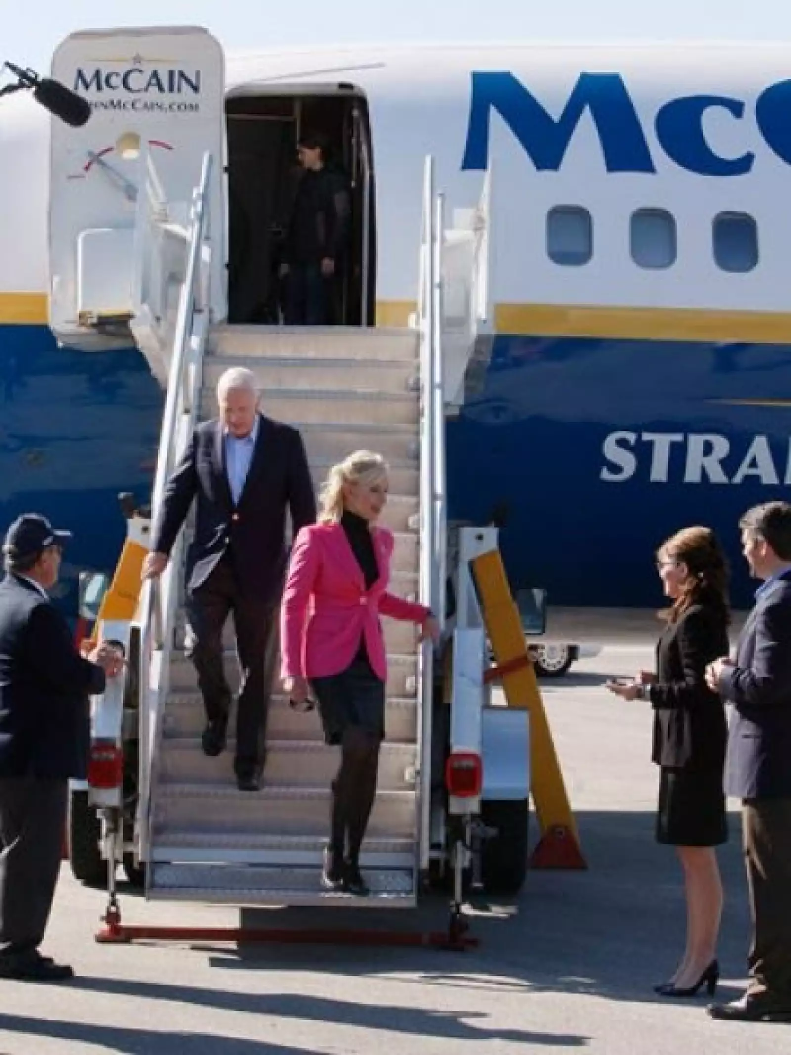 ¿Y por qué no? Las mini faldas, bien combinadas, hacen que Cindy se vea moderna.