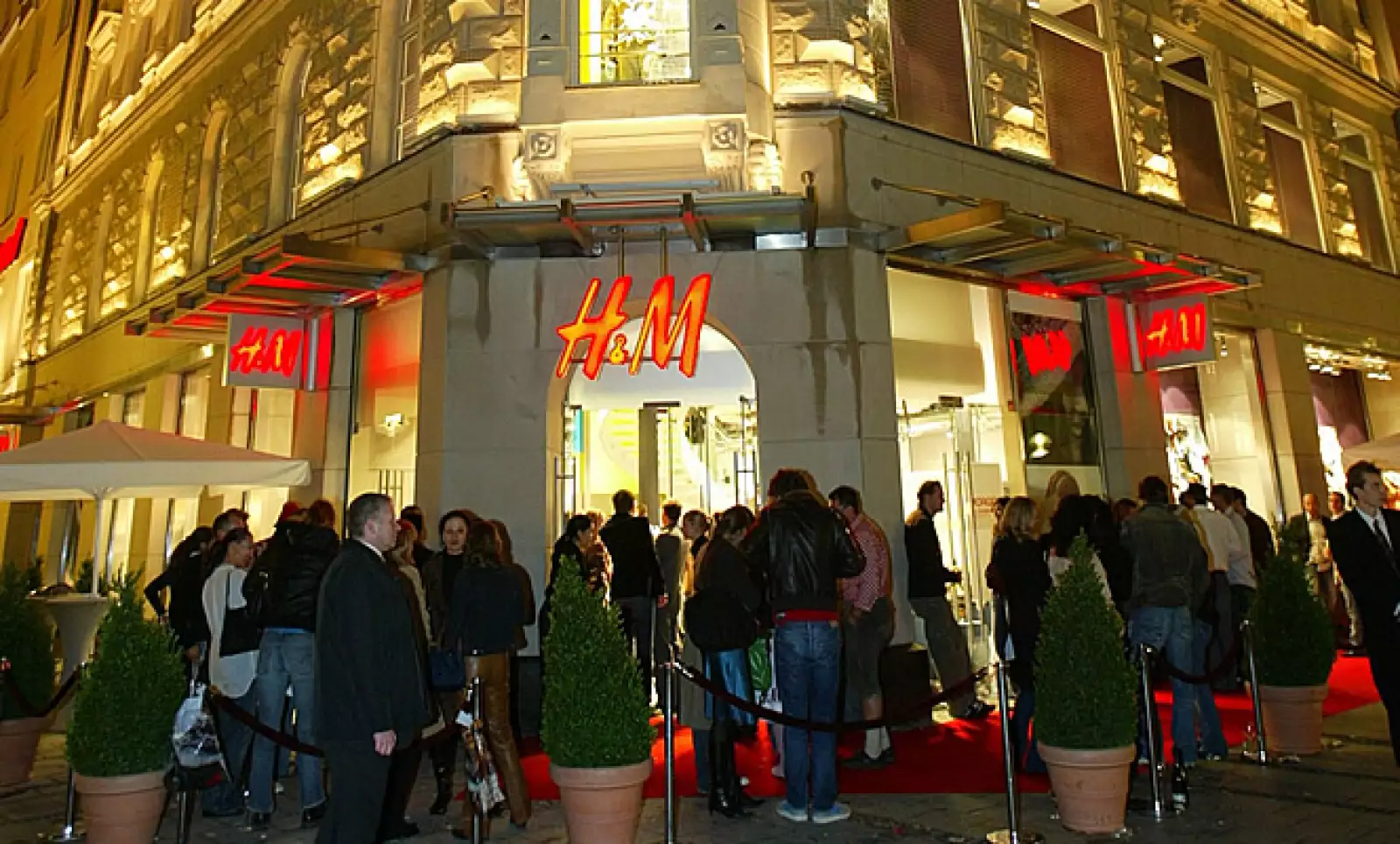 La primera tienda de H&M en Alemania se abrió en 1980; en la actualidad operan 393 establecimientos y representan el mayor mercado de la empresa a nivel mundial.