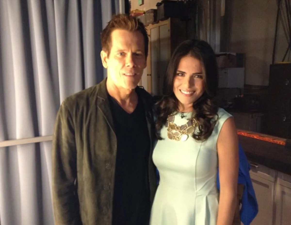 Karla Souza tuvo la oportunidad de conocer a Kevin Bacon en el backstage del programa.