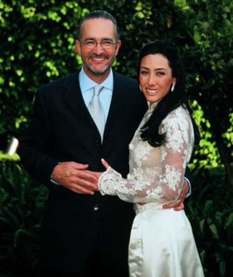 Rodeados de familiares y amigos, el presidente de TV Azteca y su esposa celebraron una misa de acción de gracias en el 2001 y ofrecieron gran fiesta para conmemorar su unión.