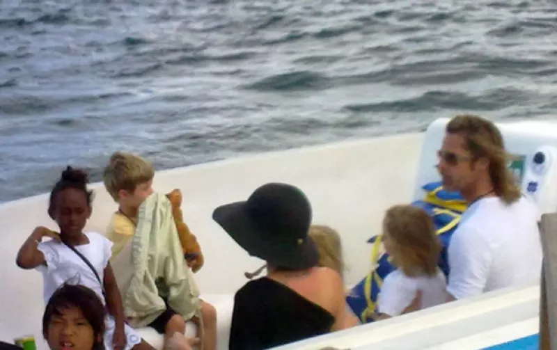 Junto con sus seis hijos, los recién comprometidos se encuentran disfrutando de unas merecidas vacaciones en el Pacífico. Ahí la familia ha aprovechado del clima y las playas.