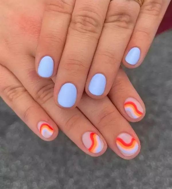 uñas de colores con líneas curvas