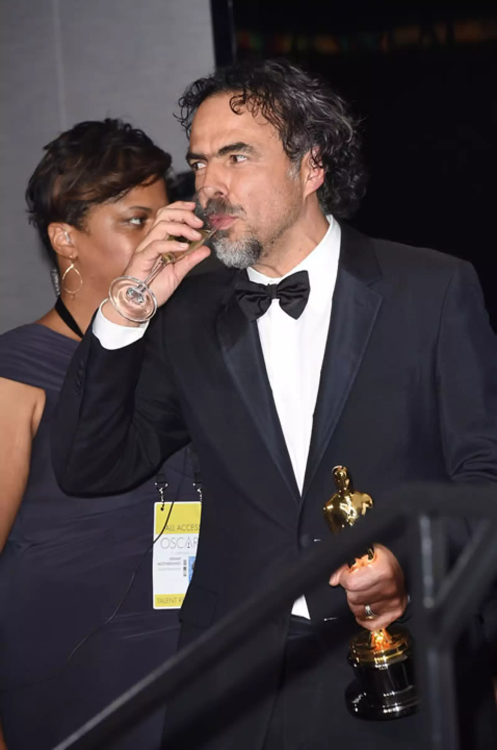 En backstage, se le vio tomando, seguramente para empezar desde ahí el festejo.