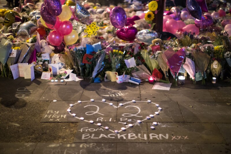 Tributo fue en la plaza Saint Ann tras atentado en Mánchester