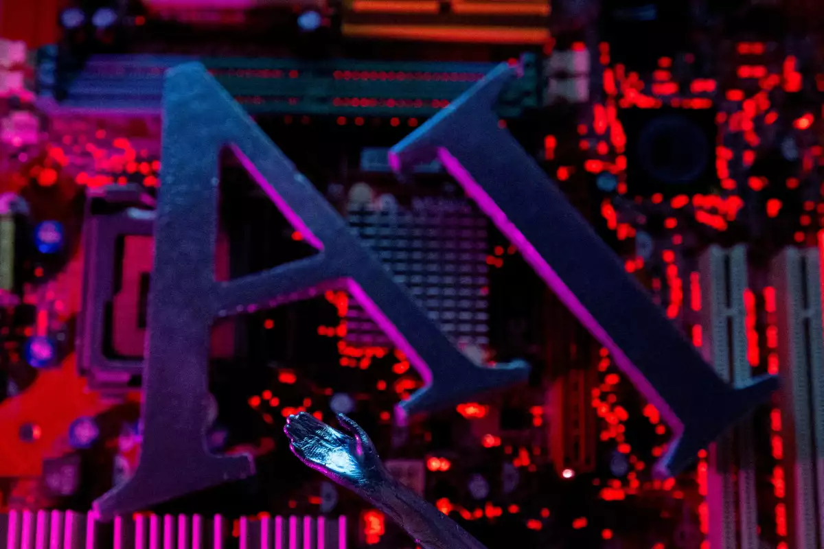 Las letras de IA (Inteligencia Artificial) y la mano del robot se colocan en la placa base del ordenador en esta ilustración creada el 23 de junio de 2023.
