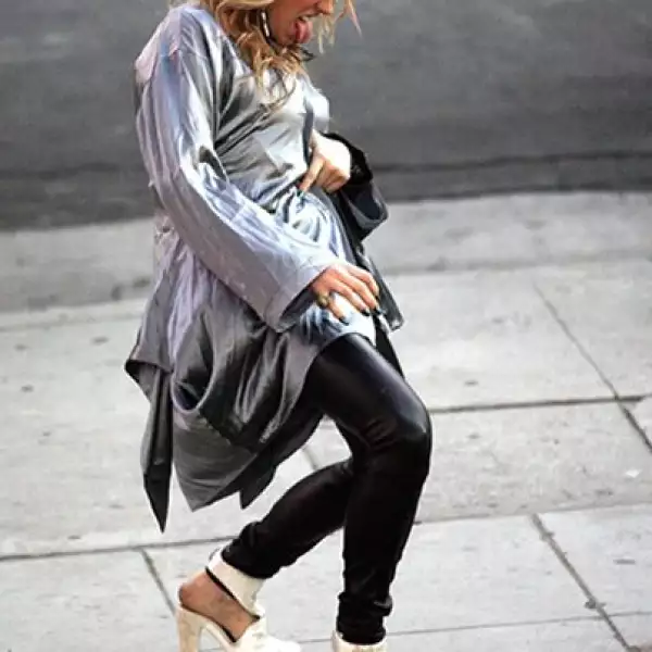 Es mejor conocida como Ke$ha, e hizo las vocales de fondo de la canción `Nothing in this world´de Paris Hilton.