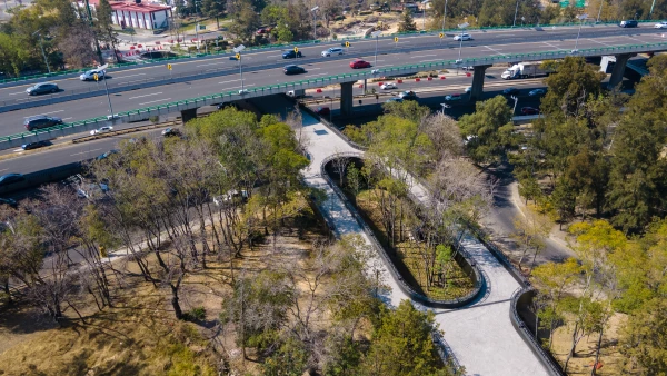 La calzada flotante une la primera y segunda sección del Bosque de Chapultepec
