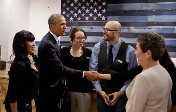 Obama charló con los empleados y se fotografió con ellos.