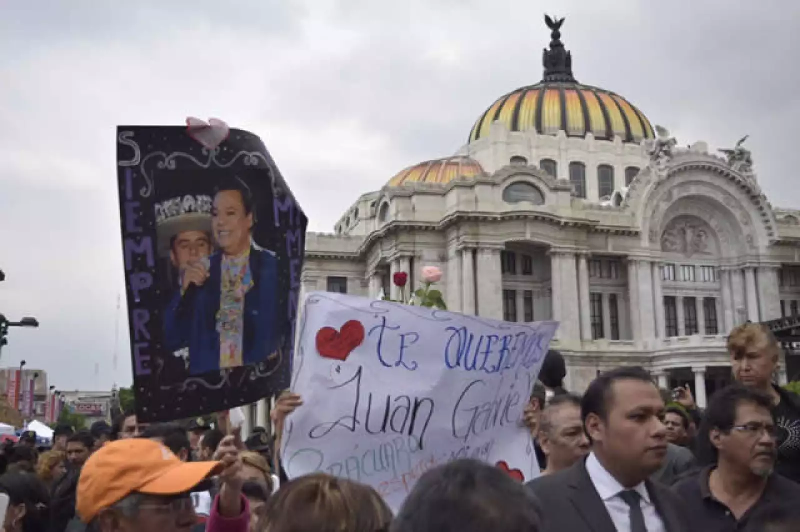 Afuera de Bellas Artes por el homenaje a Juan Gabriel.