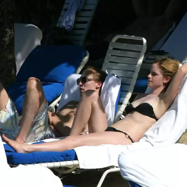 Tomándose un respiro de los estudios, Emma Watson aprovechó los días de descanso por el pasado Día de Acción de Gracias para relajarse en las playas caribeñas.