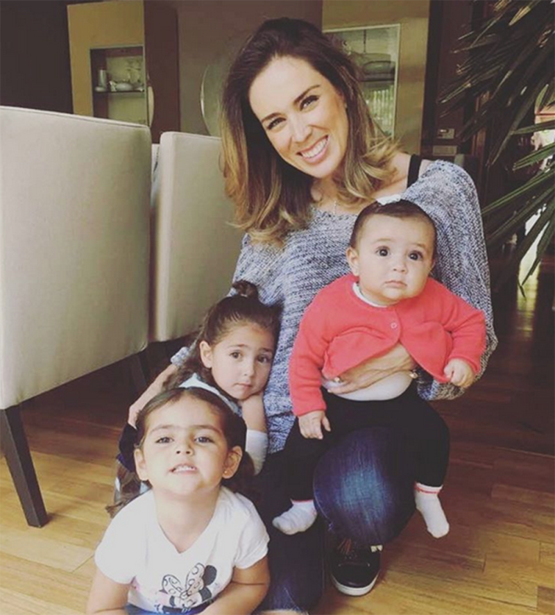 Jacky Bracamontes y sus tres hijas