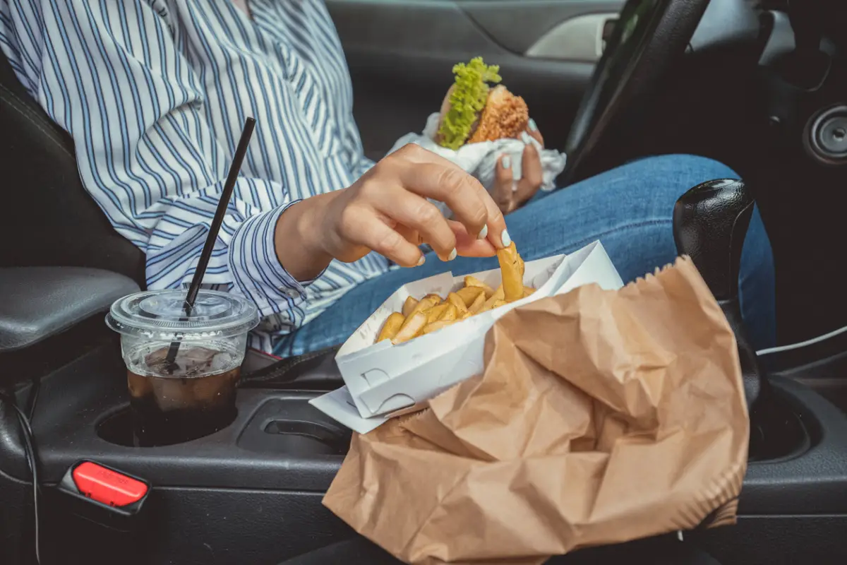 comer-en-el-coche-riesgos