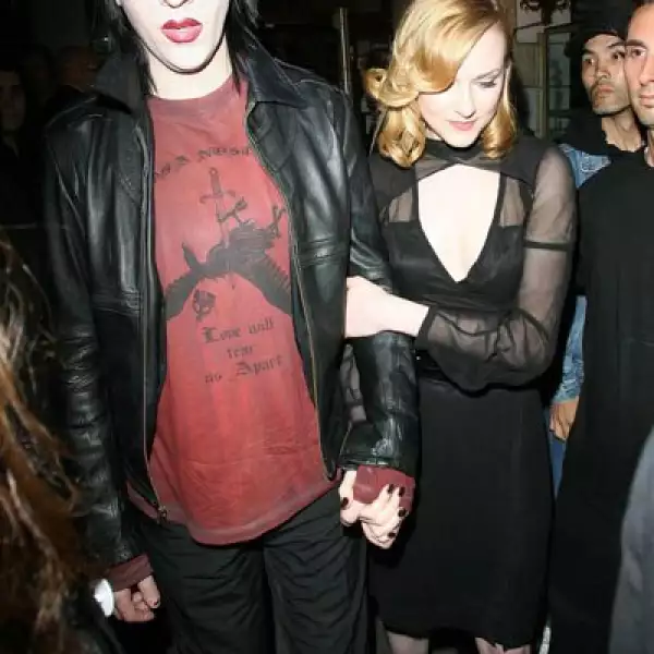 TRUENAN A MARILYN. El rockero de 39 años y la actriz de 21, Evan Rachel Wood, terminaron después de dos años de relación debido a que el músico trató de sacar de su casa al hermano de su novia, Ira Wood, quien estaba desempleado.