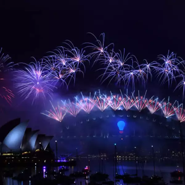 Sídney dio la bienvenida al 2015 con un espectáculo de fuegos artificiales de estilo tropical con brillantes palmeras con efectos pirotécnicos, que fueron admirados por más de 1.5 millones de personas congregadas a lo largo del famoso puerto de la ciudad.