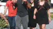 El actor mexicano fue captado en West Hollywood consintiéndo a Elena, de dos años, cuando salía de un restaurante en compañía de su esposa Heidi Balvanera.
