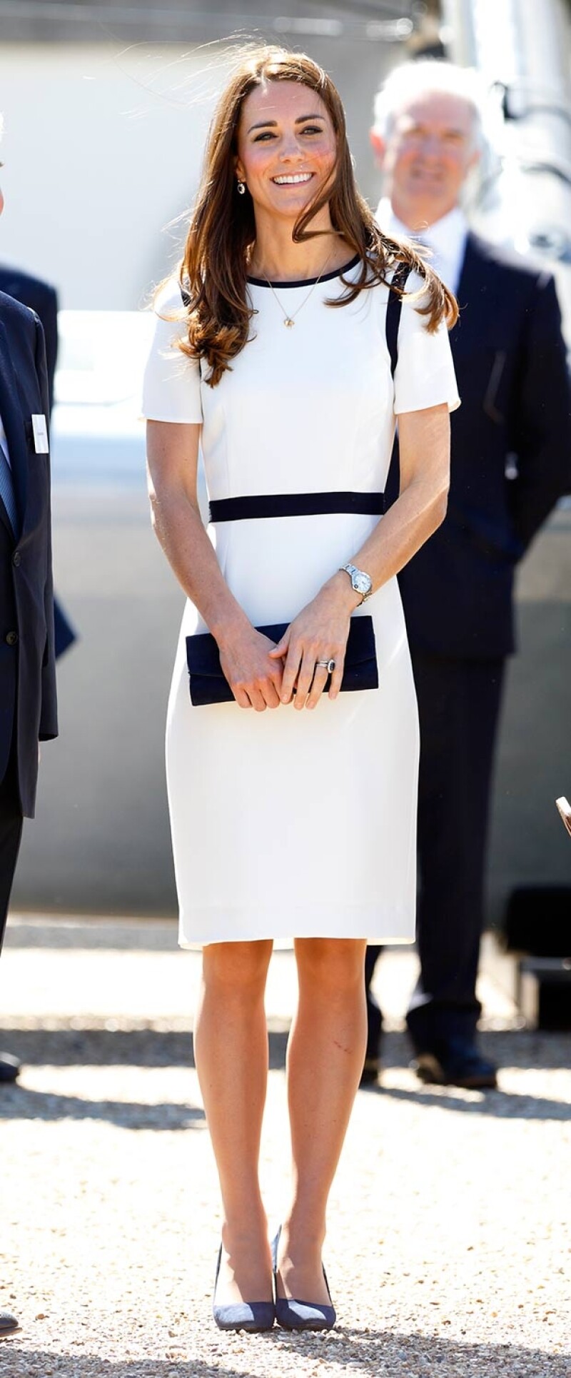 Acertadamente, la mamá del príncipe George combinó el vestido blanco con franjas azules en la cintura, el cuello y las mangas con un par de zapatos de Alexander McQueen en marino.