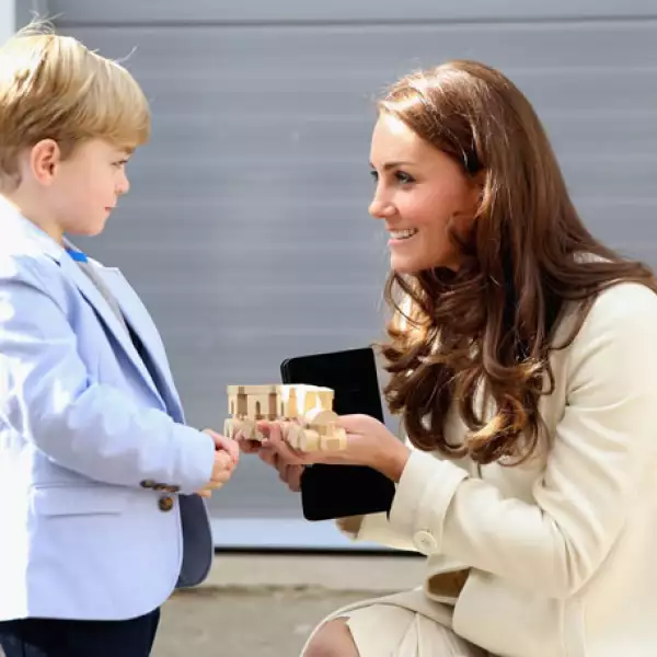 Kate se mostró conmovida al ver lo que Ollie traía en manos.