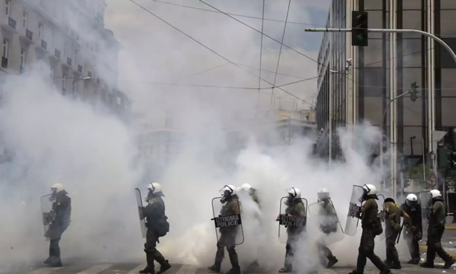 Con la aprobación del paquete de austeridad se espera que Grecia reciba 12,000 millones de euros de la Unión Europea y el FMI.