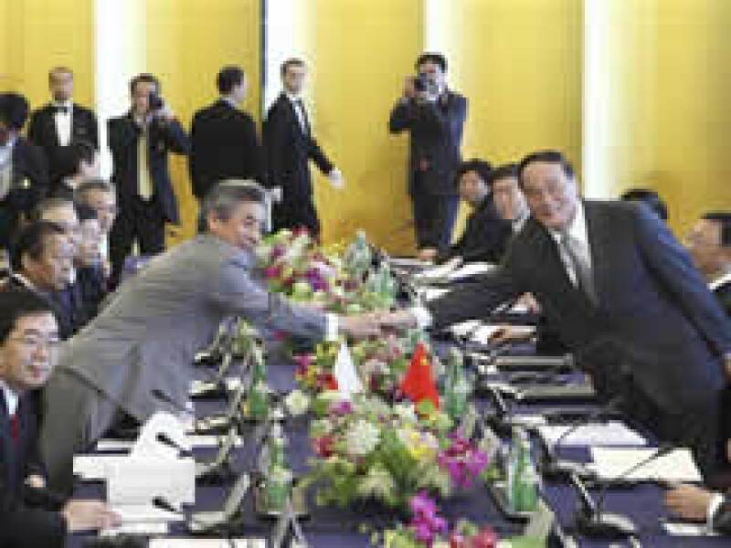El viceprimer ministro chino Wang Qishan (der.) saluda al canciller japonés Hirofumi Nakasone. (Foto: AP)