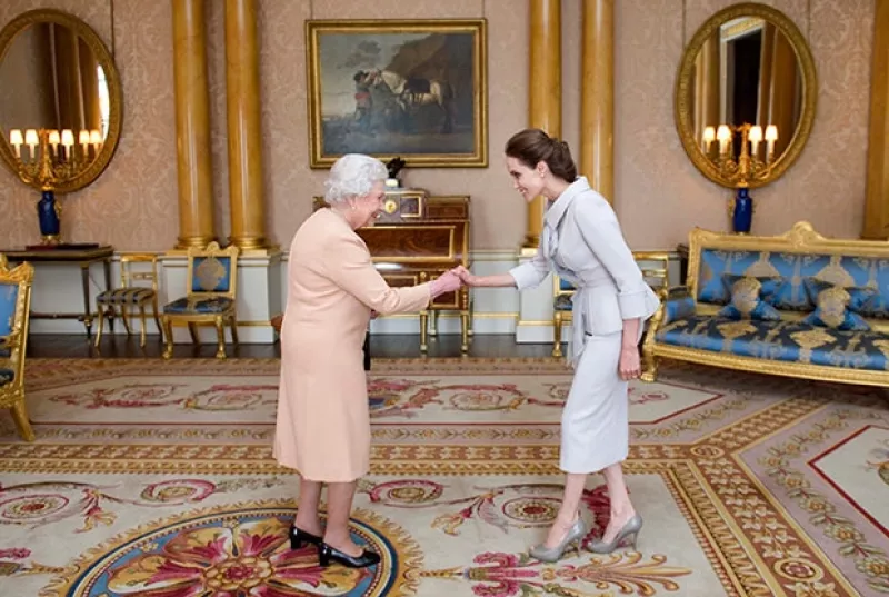 La actriz fue reconocida por su lucha contra  la violencia sexual en zonas de guerra y por sus servicios a la política exterior del Reino Unido. El encuentro fue en el Palacio de Buckingham.