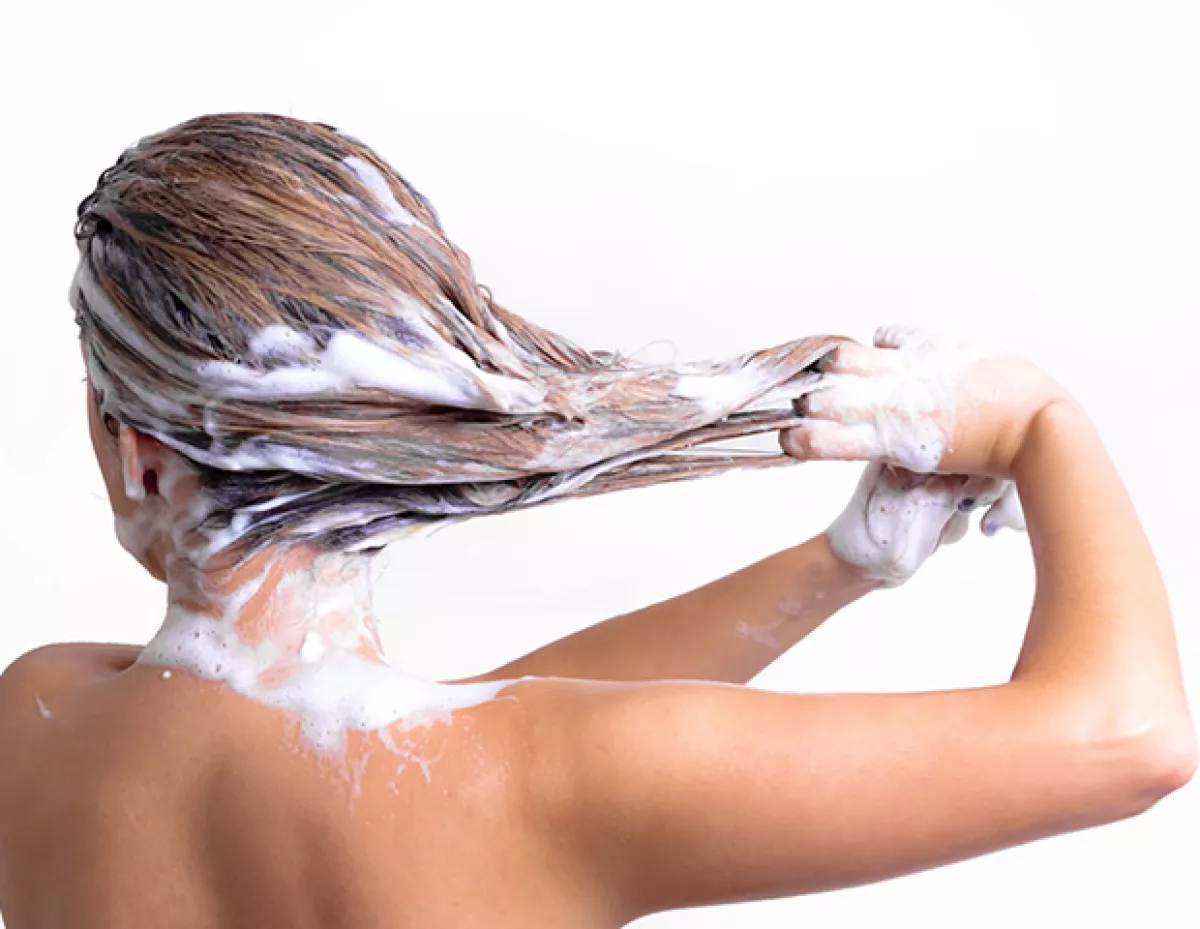 Intenta lavarte el pelo cada dos días. Un día con shampoo en la regadera, y otro día con dry shampoo.