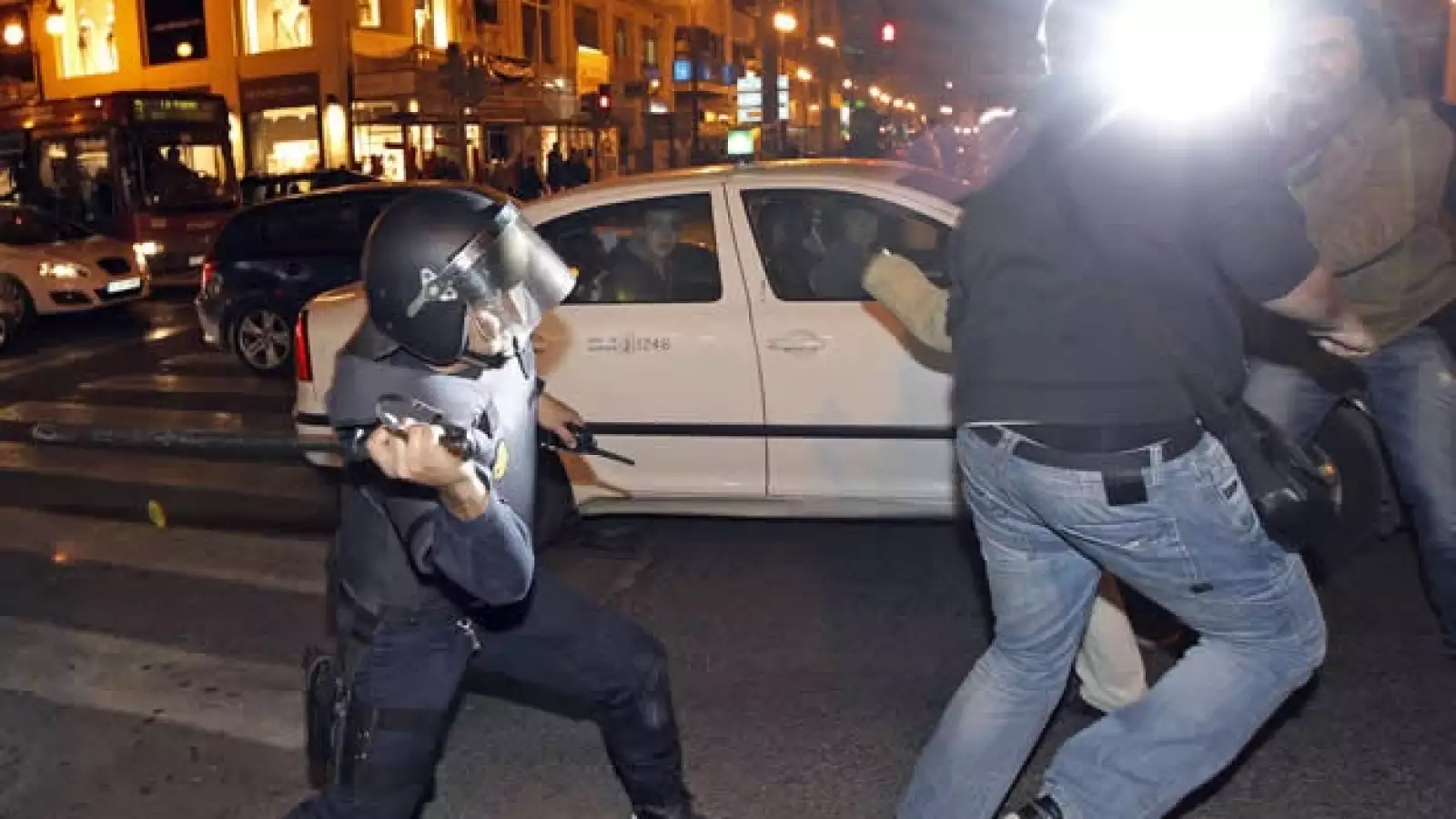 policia antidisturbios golpea a un manifestante