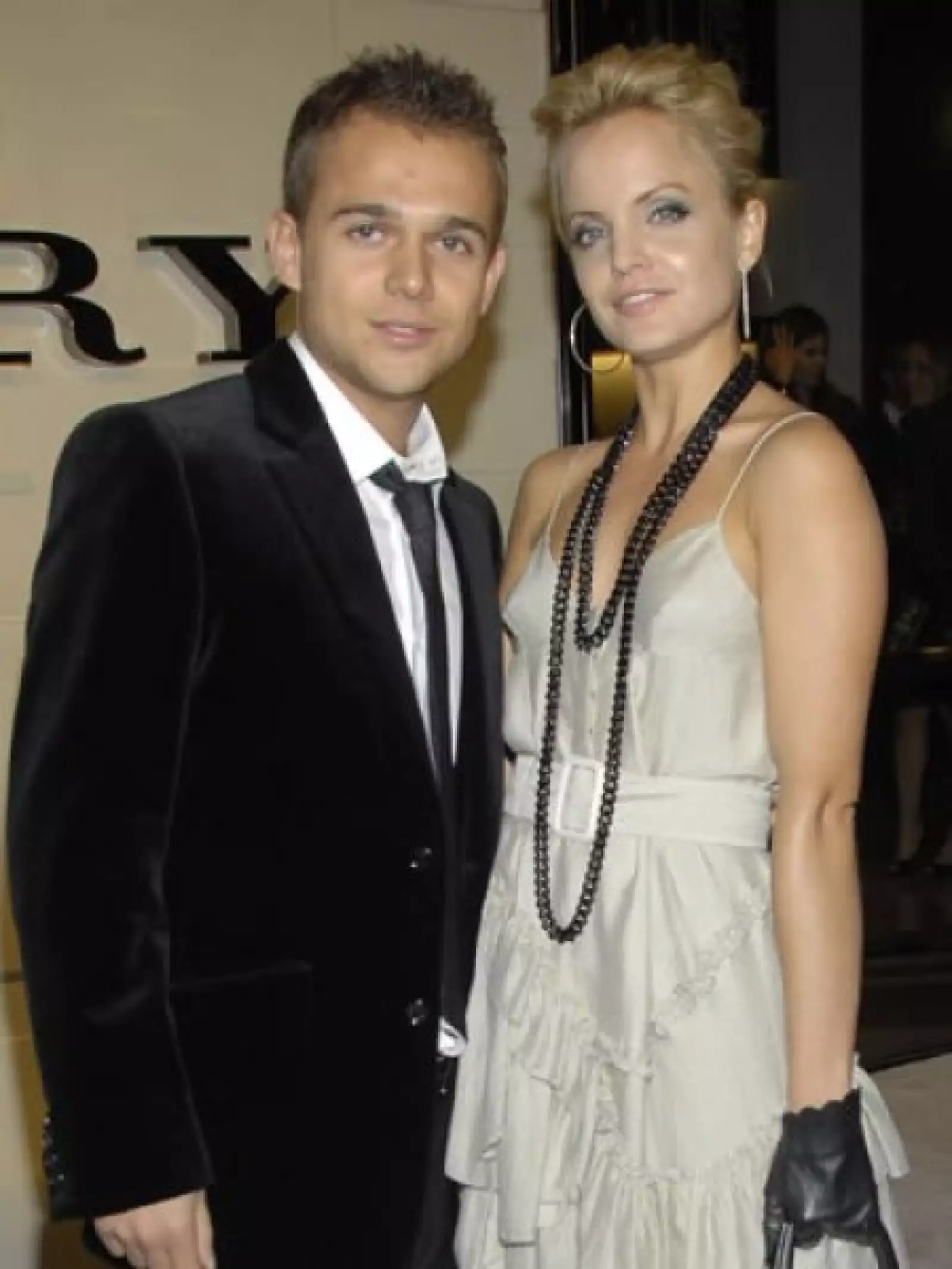 La actriz de Belleza Americana, Mena Suvari, conoció el año pasado a Simone Sestito, productor y promotor musical, en el Festival de Cine de Toronto. Él le dio el anillo en una reciente vacación a Jamaica.