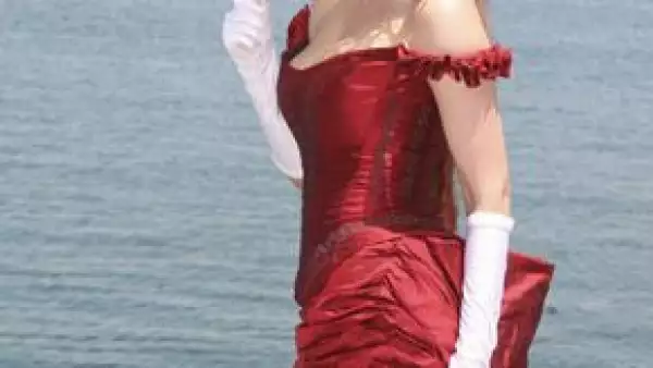 Vestida de época y acompañada de sus compañeros Eduardo Yañez y Christian de la Fuente, la actriz posó para la prensa durante el claquetazo oficial de la cuarta versión de Corazón Salvaje.