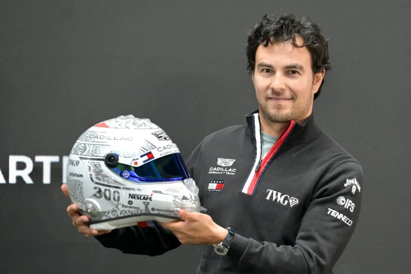 El piloto mexicano de F1 Sergio Pérez, del equipo Cadillac, muestra su casco de edición especial durante una conferencia de prensa en la Ciudad de México, el 27 de octubre de 2026, antes del próximo Gran Premio de México. 